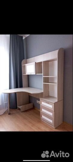 Компьютерный стол со стеллажом