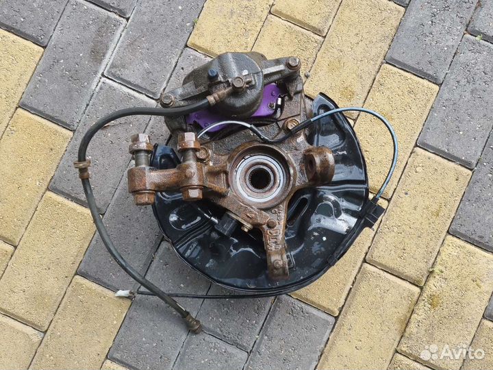 Передняя левая цапва ступица авенсис