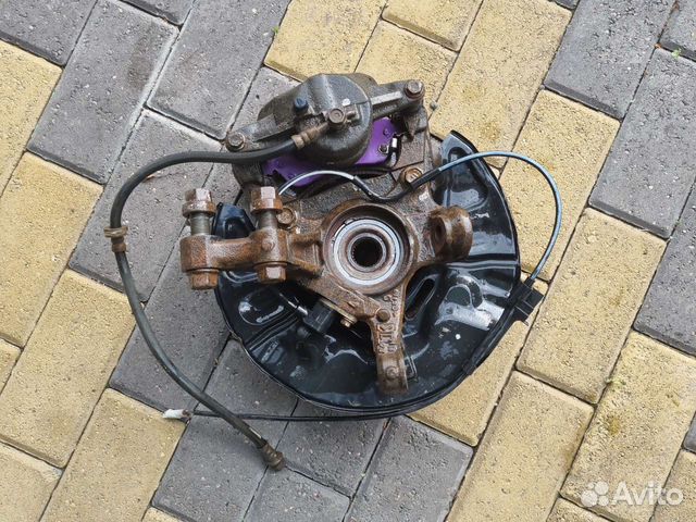 Передняя левая цапва ступица авенсис