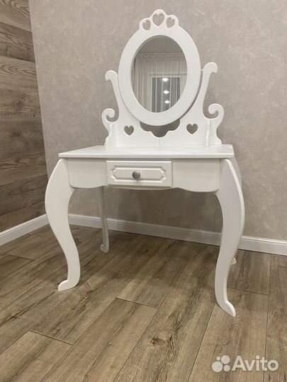 Детский туалетный столик