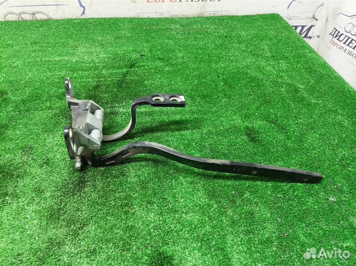 Петля двери багажника левая VW Touareg 2002-2010