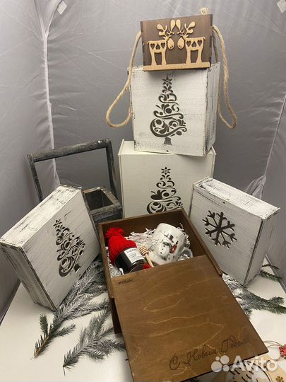 Подарок на Новый год в деревянном ящике