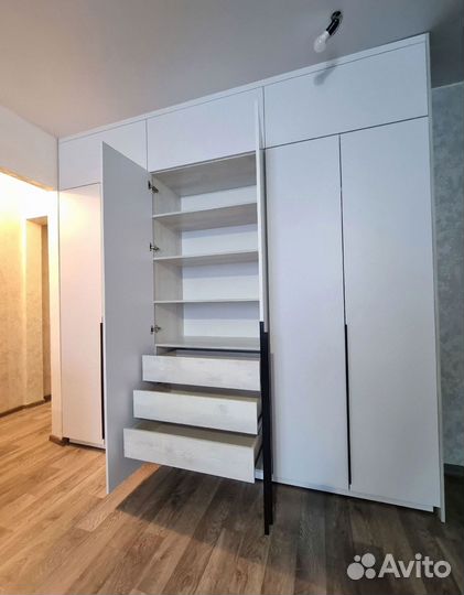 Современный распашной шкаф