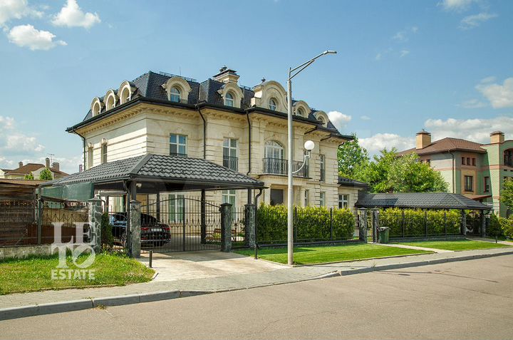 Дом 1200 м² на участке 20 сот.