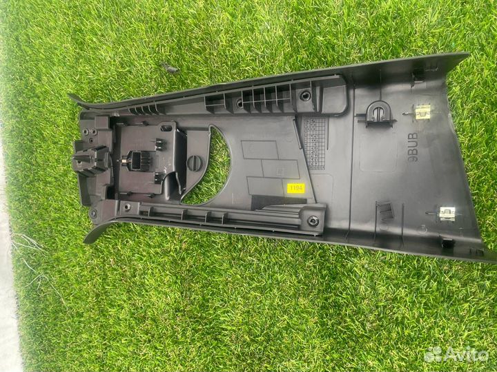 Обшивка центральной стойки левая Buick Encore GX