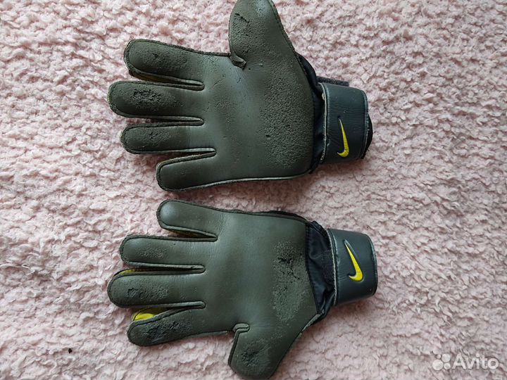 Футбольные перчатки Nike