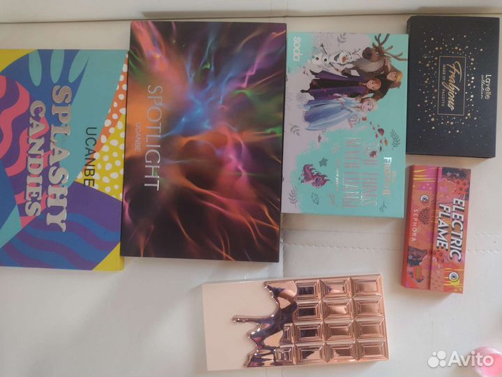 Косметика:карандаши, помады, тени и др