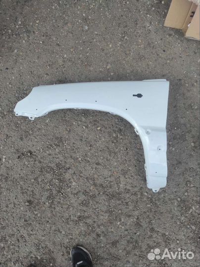 Крыло переднее левое шевроле нива белый