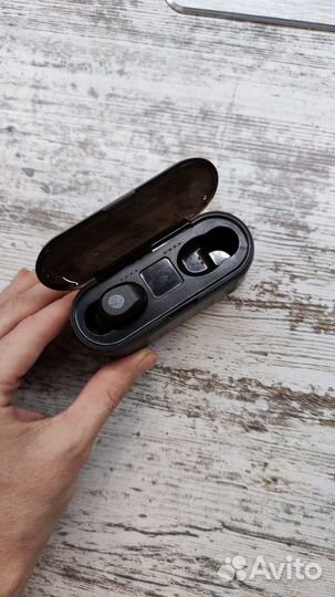 Беспроводные наушники и кейс
