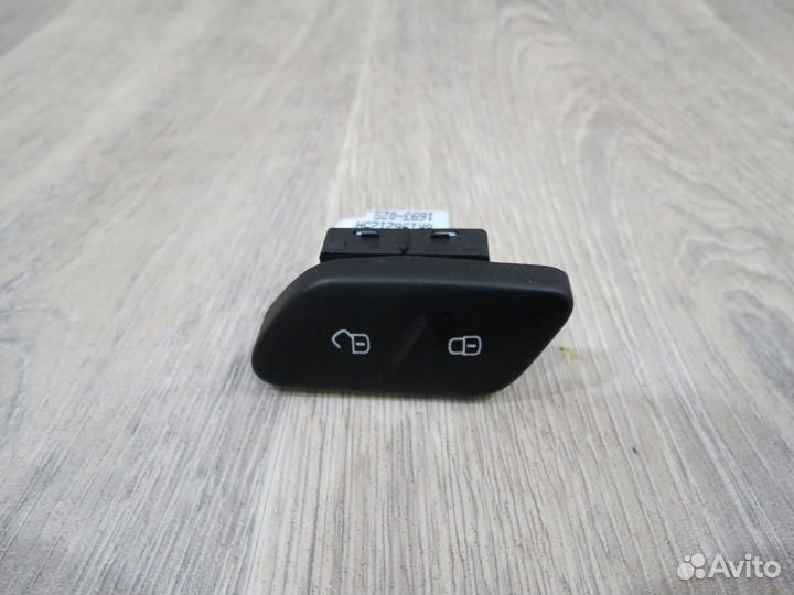Кнопка центрального замка Volkswagen Polo