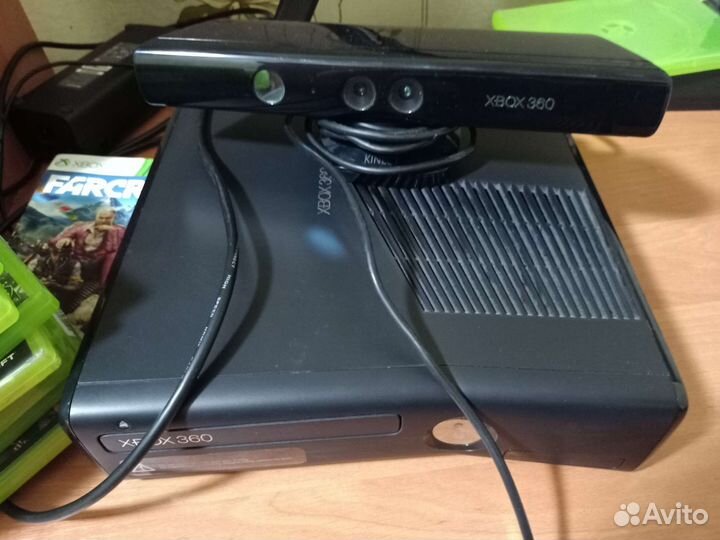 Xbox 360 с Microsoft Kinect + диски в подарок