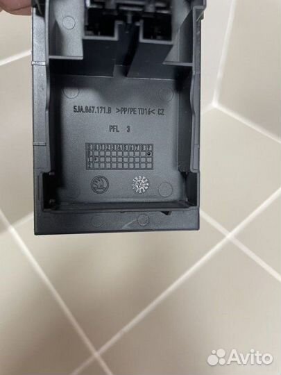 Кнопка стеклоподъемника Skoda Rapid 2