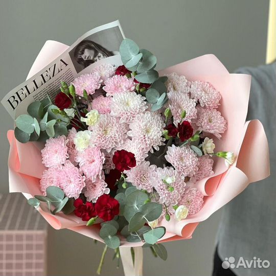 Стойкий пышный букет из хризантем и диантусов