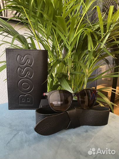 Солнцезащитные очки Hugo