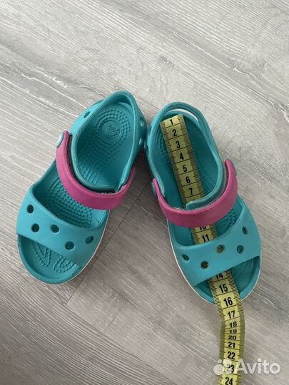 Босоножки для девочки crocs