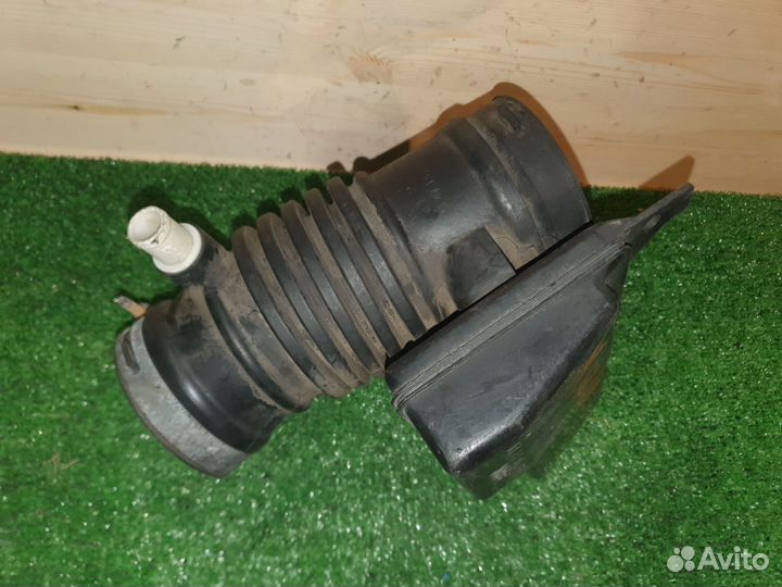 Патрубок воздушного фильтра Mazda Xedos 9