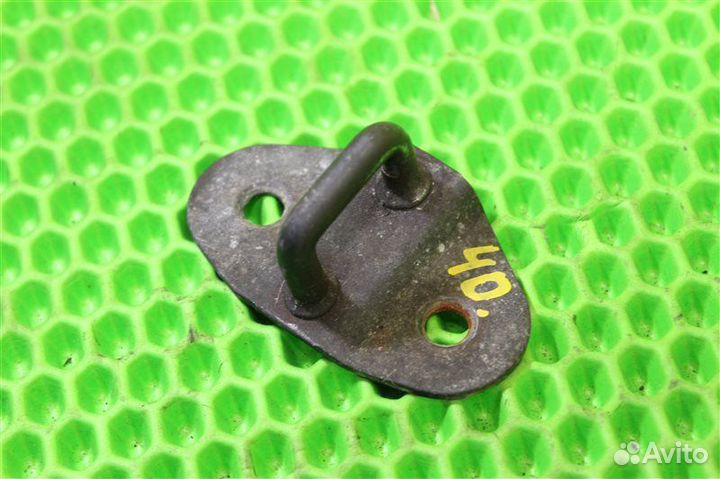 Петля замка багажника задняя Nissan Vanette SK82MN