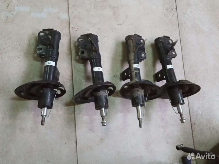 Амортизатор передний левый правый Toyota Camry V70