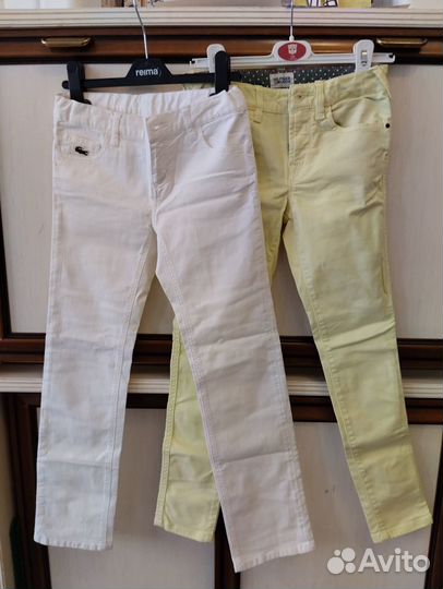 Две пары летних брюк д/дев 134-140 комплектом