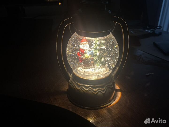 Новогодний фонарь падающий снег