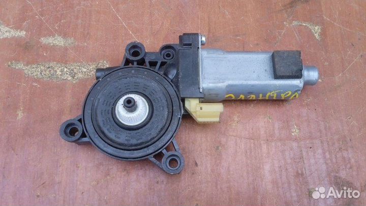 Моторчик стеклоподъемника задний правый Hyundai
