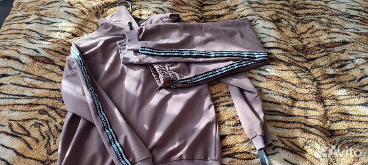 Спортивный костюм женский