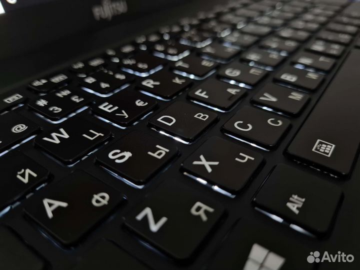 Ноутбук Fujitsu LifeBook U939 i5 16/256 красный