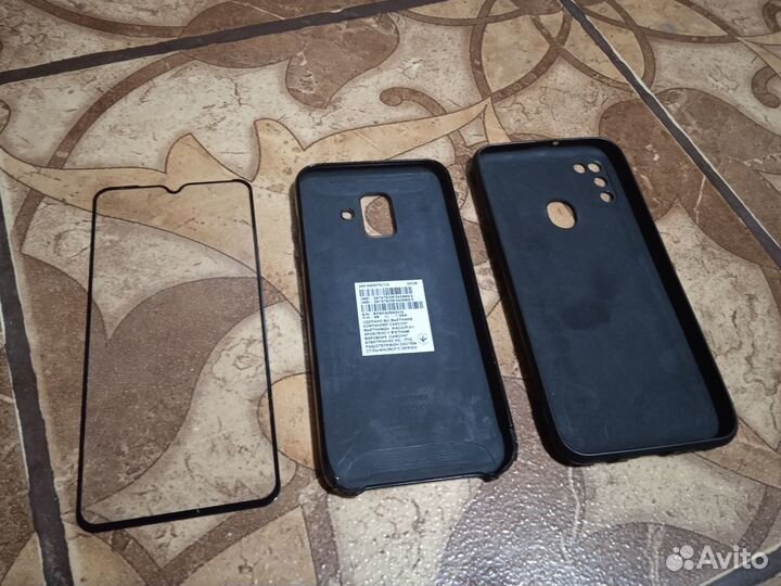 2 футляра и защитное стекло на телефон samsung