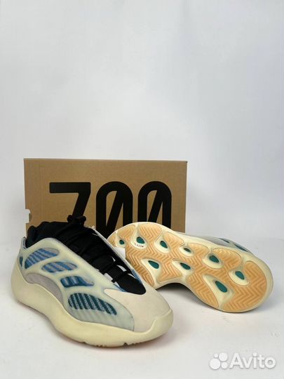 Кроссовки Adidas Yeezy boost 700