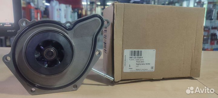 Помпа водяная Audi OE 06E121018H