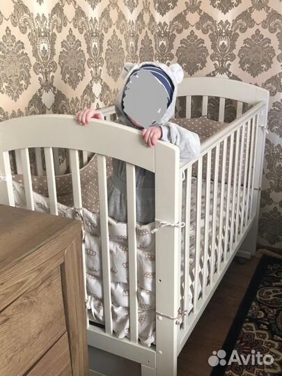 Детская кроватка с маятником