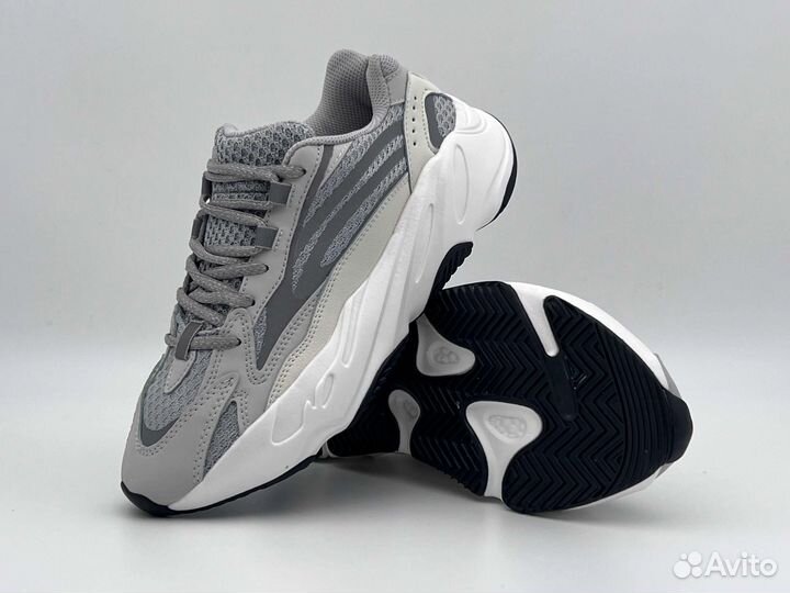 Кроссовки женские Adidas Yeezy Boost 700