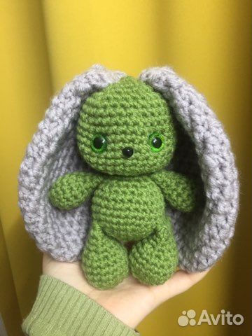 Вязаный зайка ручной работы