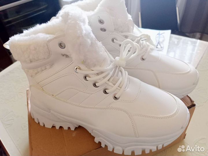 Кроссовки женские 40 размер новые