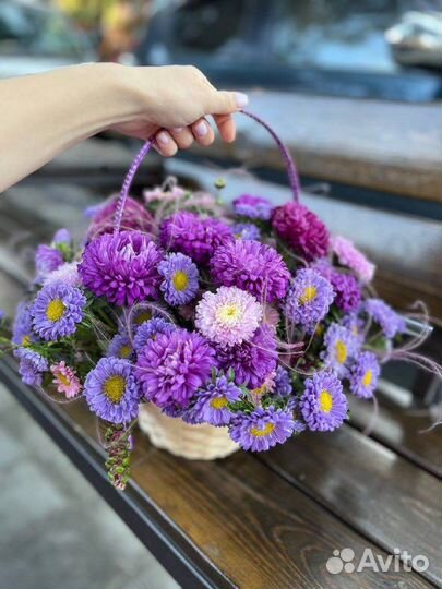 Цветочная композиция в корзине фиолетовые оттенки