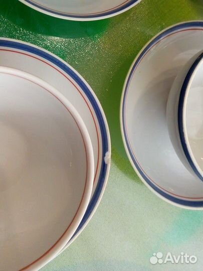 Чашки с блюдцем и молочник