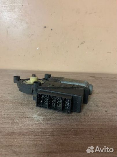 Моторчик стеклоподъемника Fabia правый