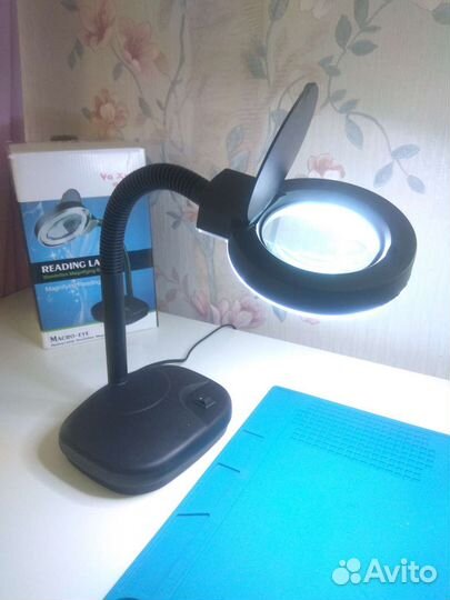 Настольная лампа с лупой