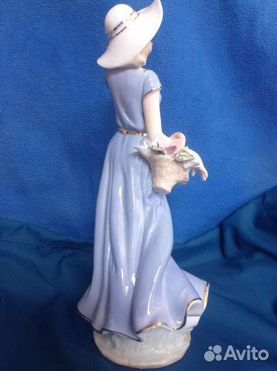 Фарфоровая девушка с корзиной