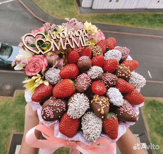 Клубника в шляпной коробочке