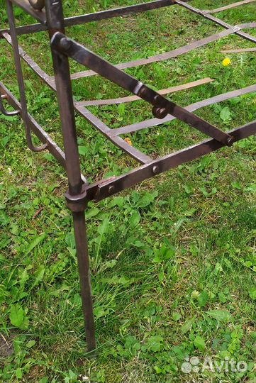 Старинная детская кованая кровать