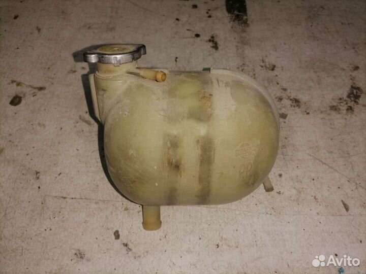 Расширительный бачок Nissan Serena c23