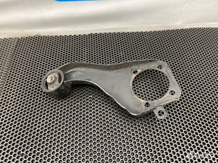 Кронштейн передний левый Mitsubishi Pajero V75W