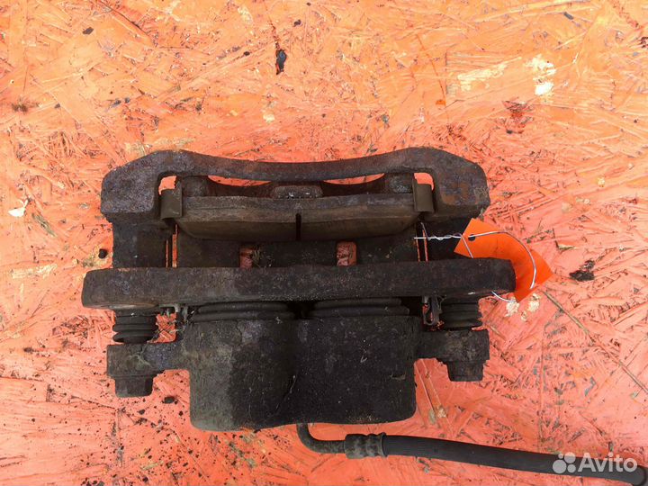 Суппорт передний правый Kia Carnival