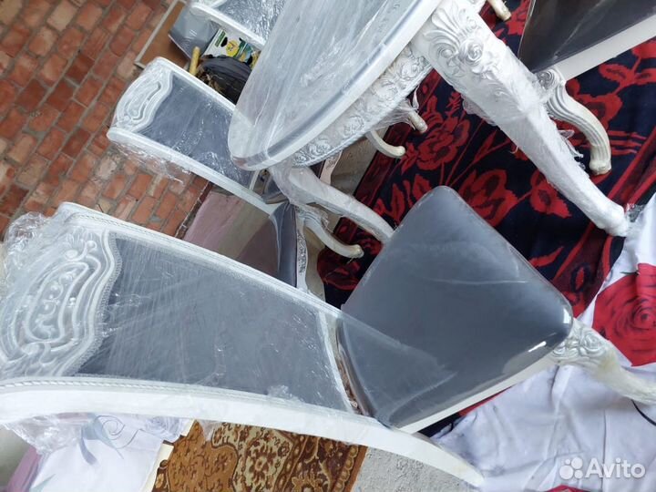 Стол и стулья