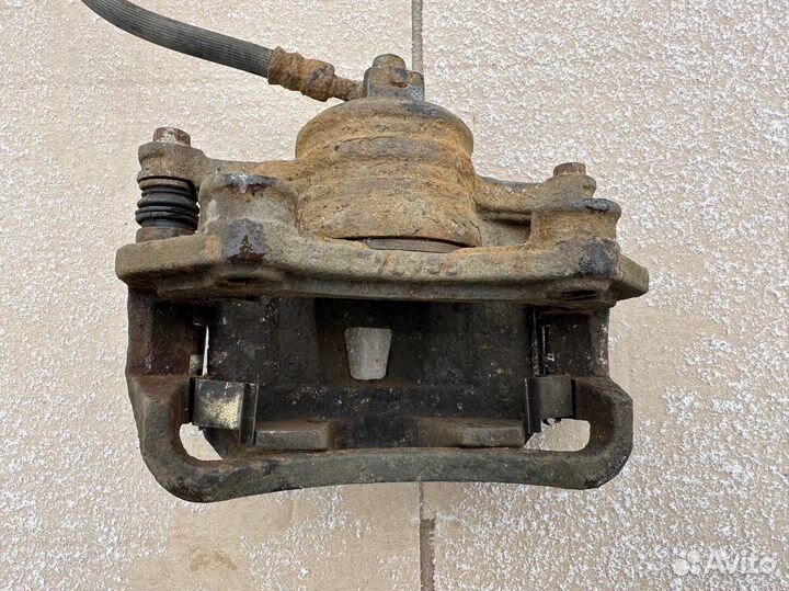 Суппорт передний левый Nissan Almera Classic