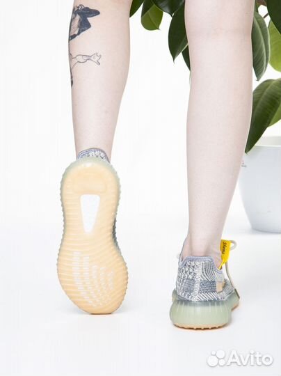 Кроссовки изики женские