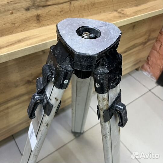 Тренога на невелир