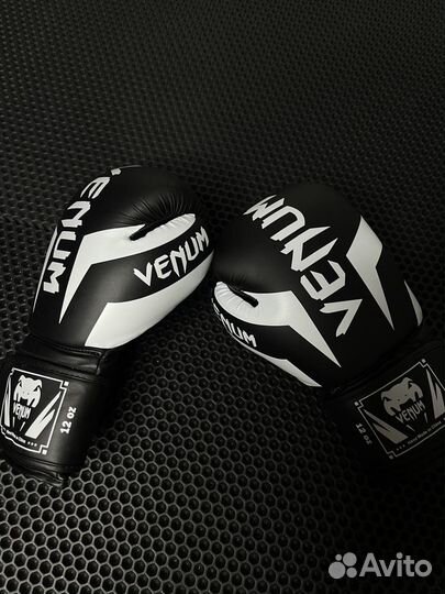 Боксерские перчатки Venum