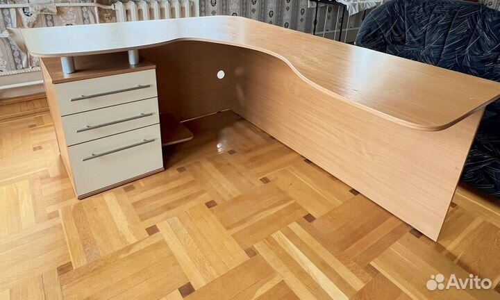 Угловой письменный стол